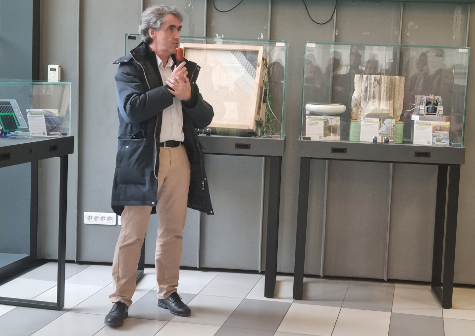 Exposition "La recherche en objetS" - Vitrine CERTES