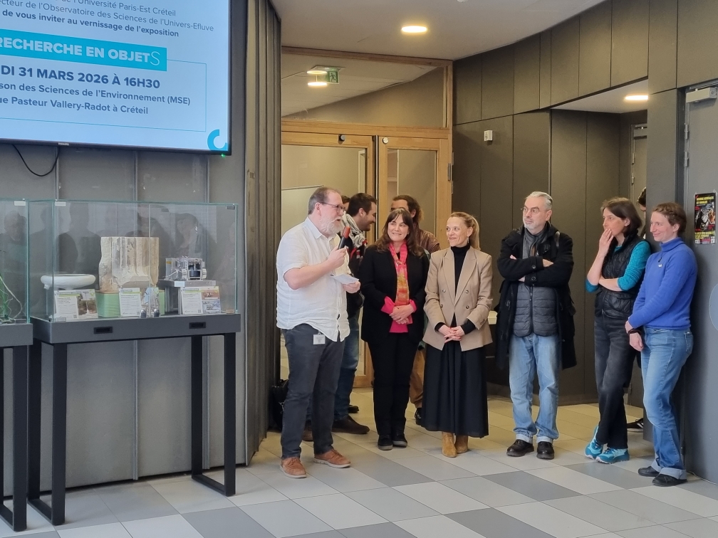 Vernissage de l'exposition "La recherche en objetS" dans le hall de la MSE à l'UPEC en présence de Karine Bergès et Régis Moilleron
